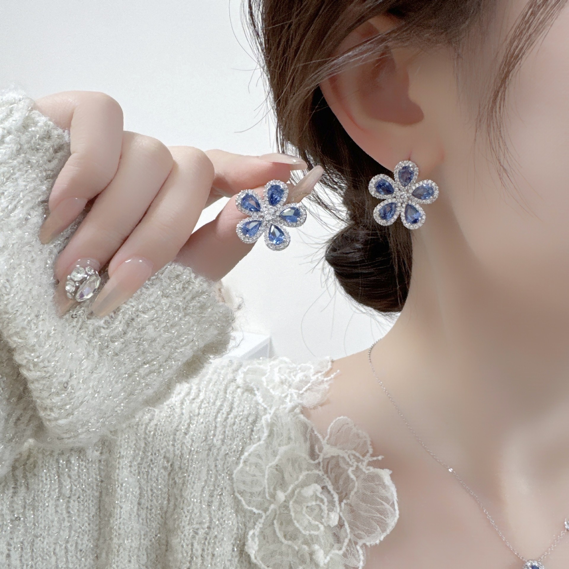 High-grade Jewelry Suit Micro Inlaid Zircon Sunflower Ear Stud Necklace A Set Of Elegant Jewelry - Image 3