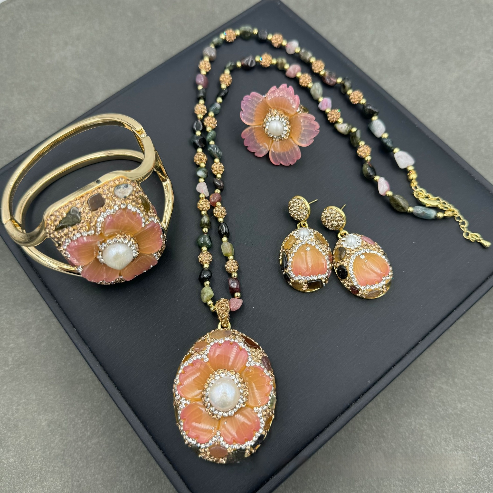 New Natural Tourmaline Inlaid Pearl Flower-shaped Suit