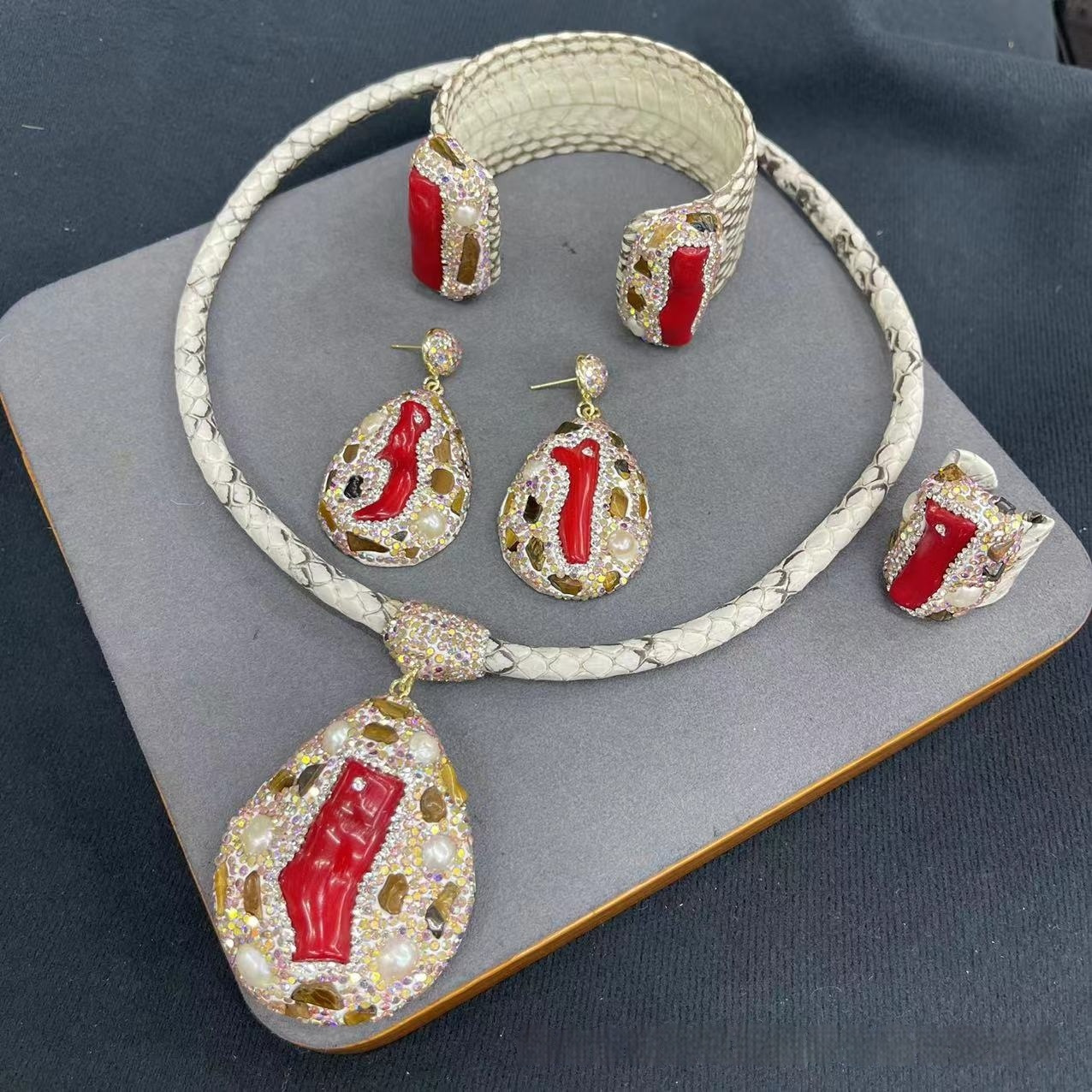 New Genuine Leather Snakeskin Sea Bamboo Inlaid Pearl Autumn And Winter Four-piece Jewelry Set - Image 6