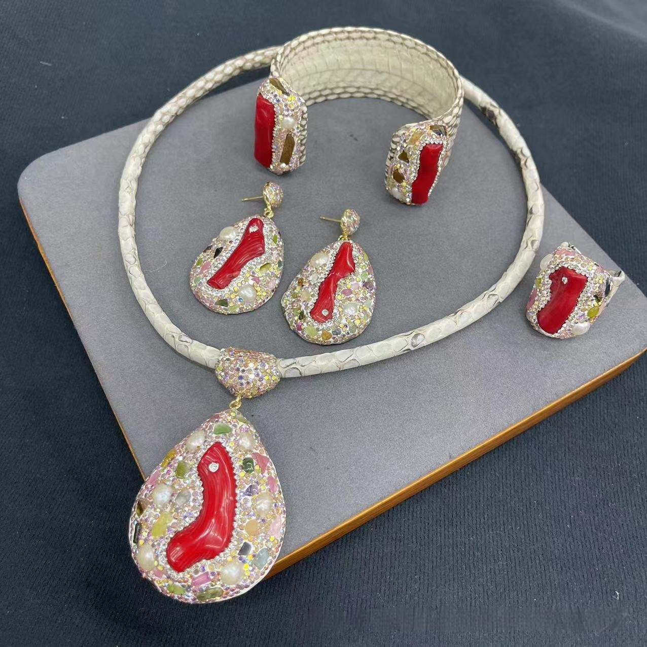 New Genuine Leather Snakeskin Sea Bamboo Inlaid Pearl Autumn And Winter Four-piece Jewelry Set - Image 2